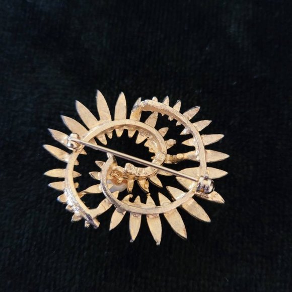 Vintage Brooks Brushed & Glossy Gold Tone Dimensional Brooch w/ Faux Pearl 1.75" - Picture 5 of 8